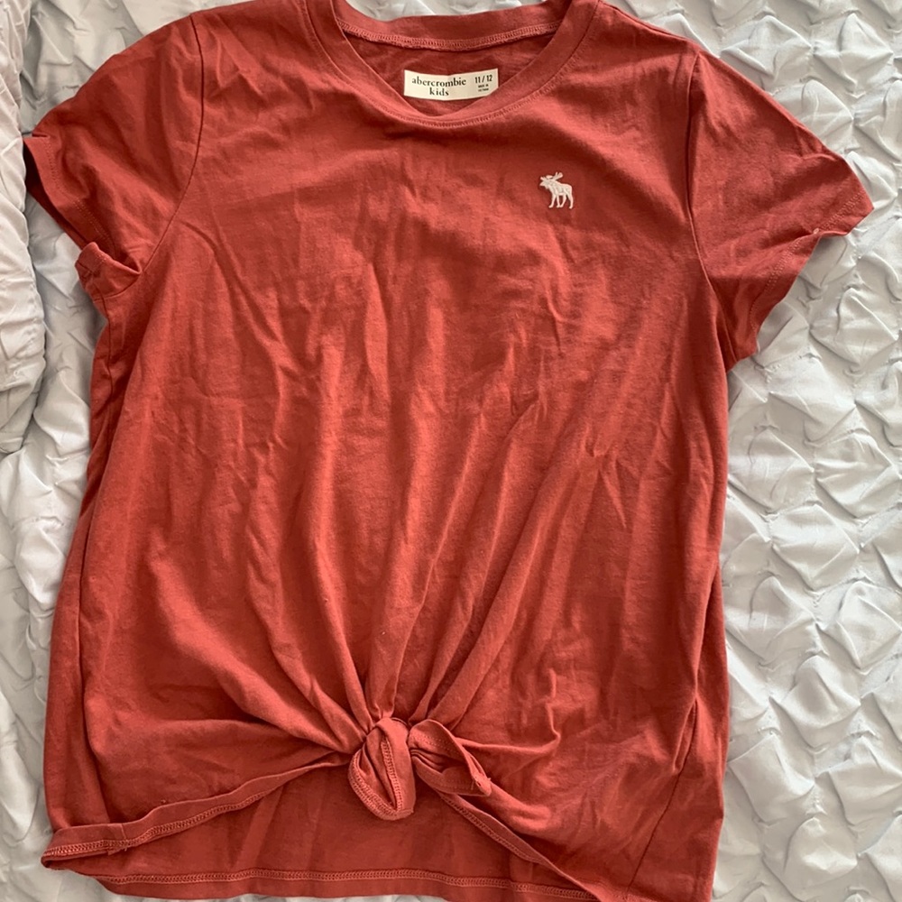 brownish red Abercrombie and fitch kids size 11/12 tee shirt with tie very soft